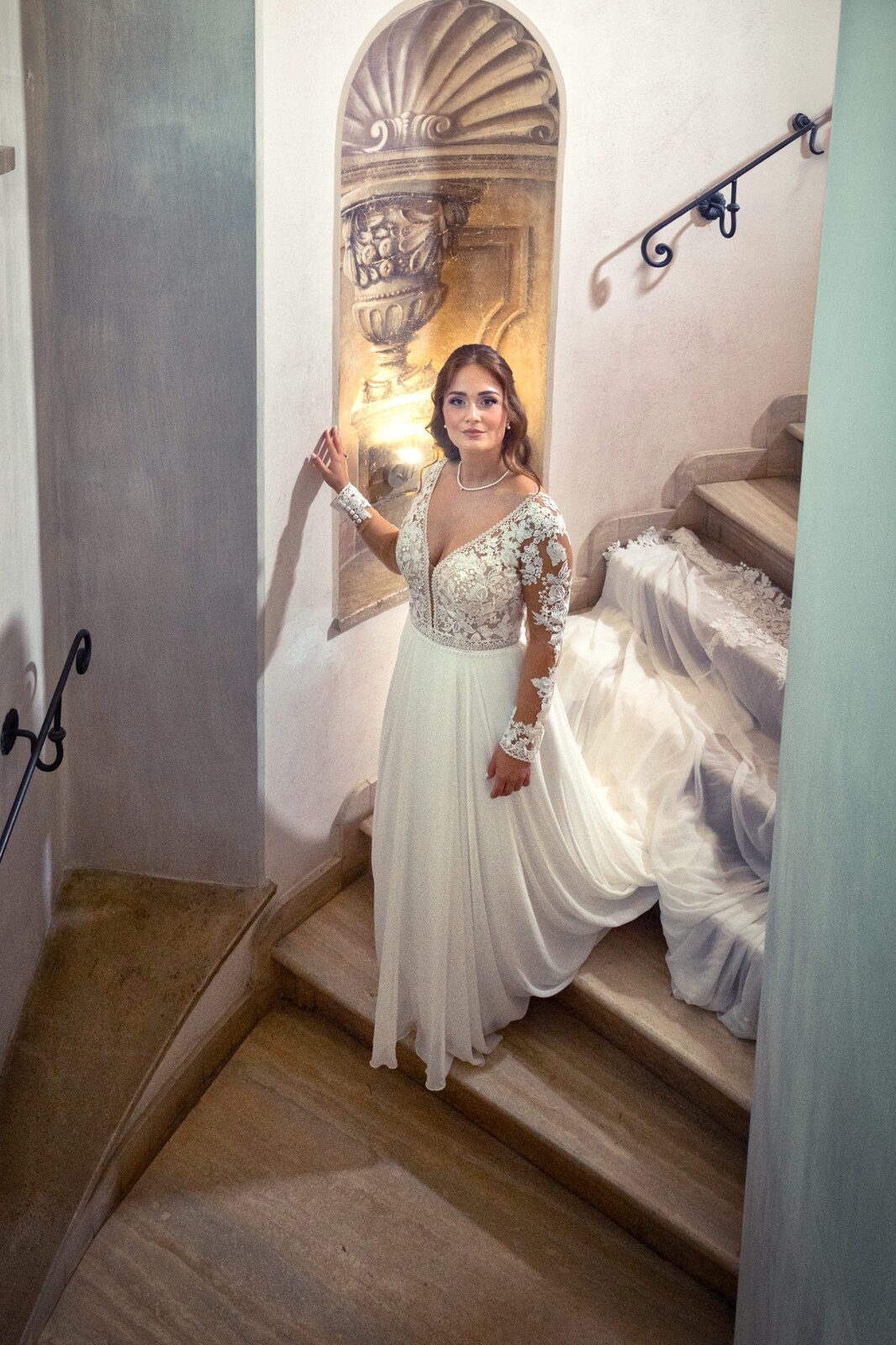 La sposa sulle scale prima della cerimonia