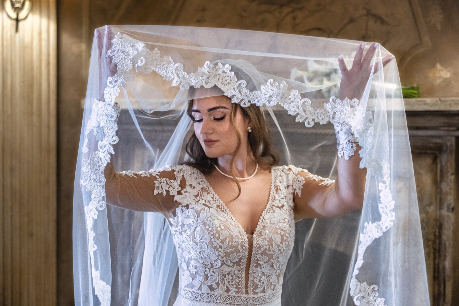 La sposa incorniciata dal velo