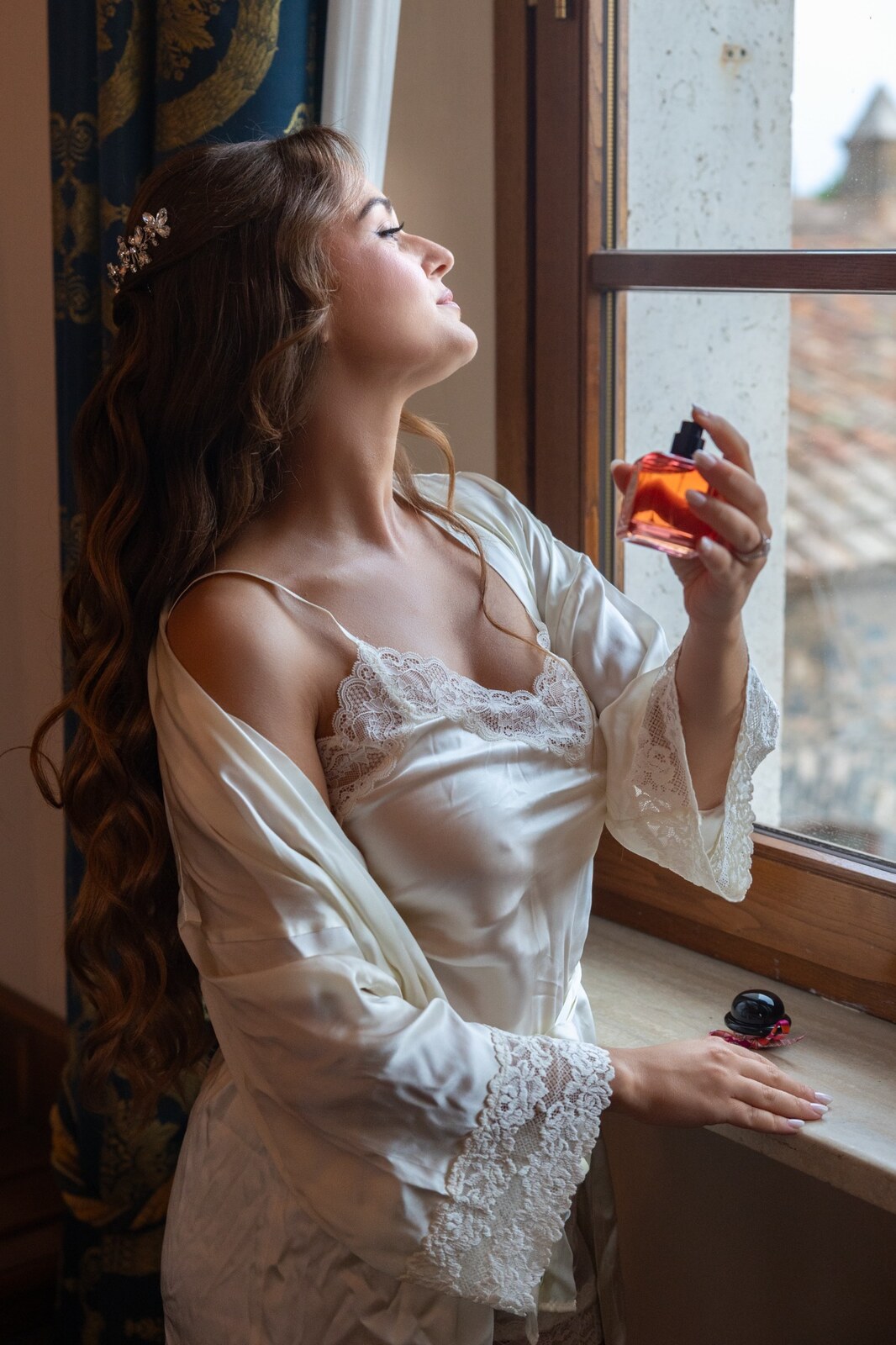 La sposa illuminata dalla luce della finestra