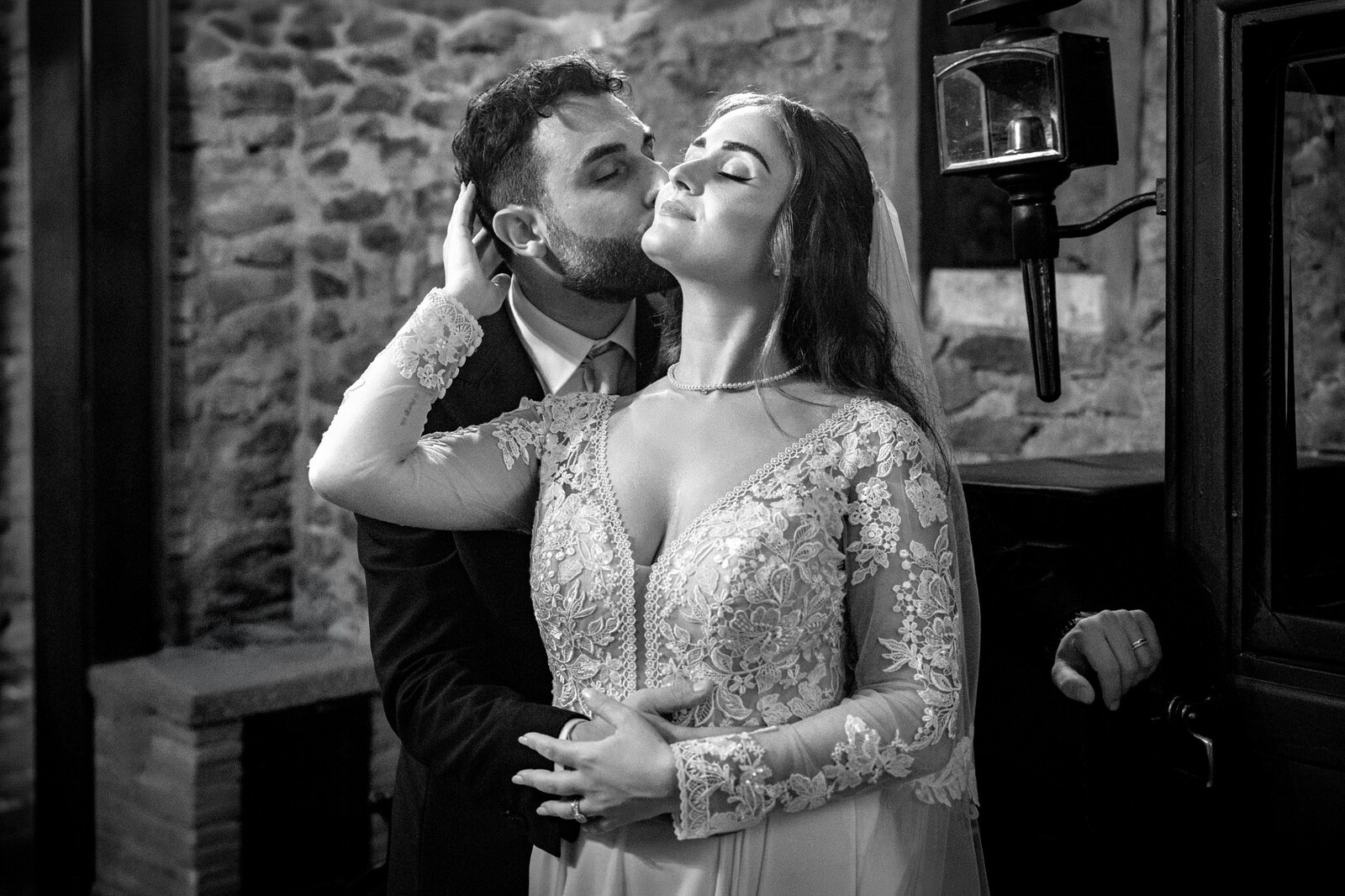 Momento spontaneo in bianco e nero degli sposi