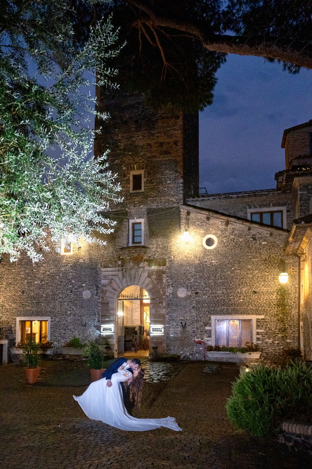 Gli sposi di sera davanti alla location