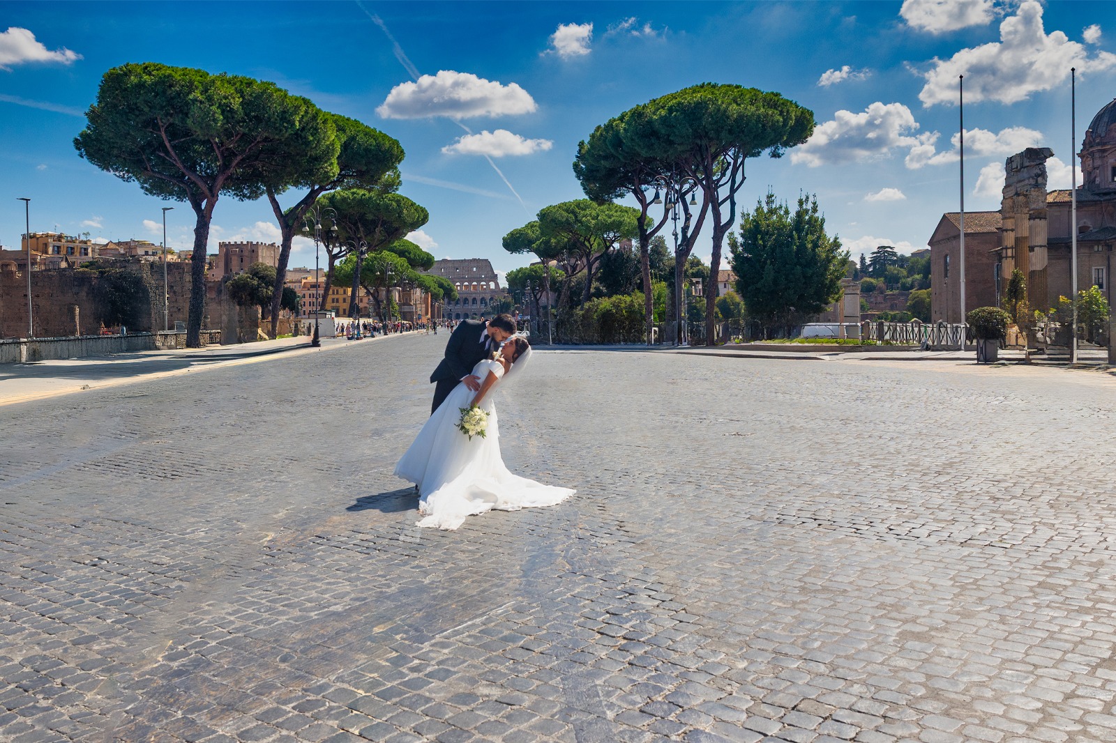 Sposi a Roma con il Colosseo sullo sfondo