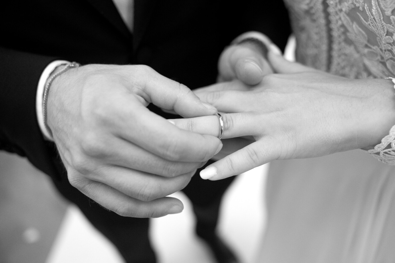 Lo sposo mette l'anello alla sposa