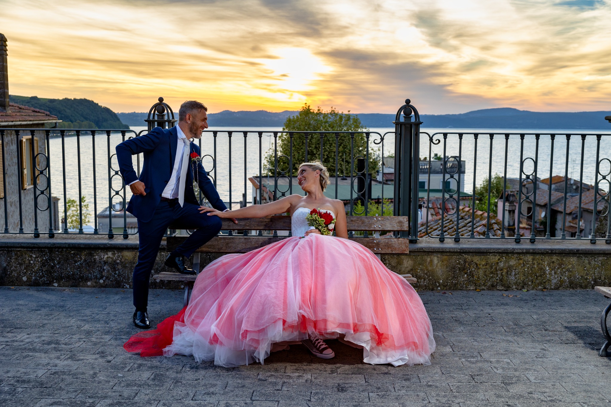 Gli sposi su una terrazza affacciata sul lago al tramonto